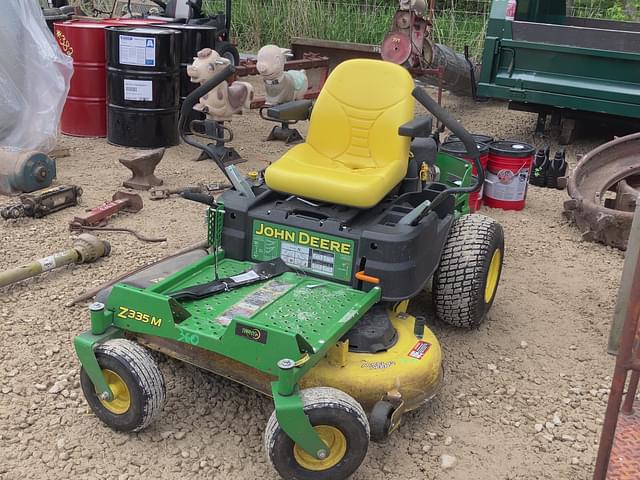 Image of John Deere Z335M equipment image 1