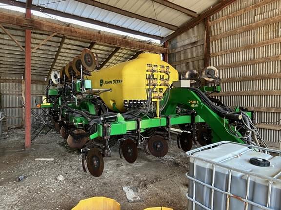 Image of John Deere 2510L Primary image