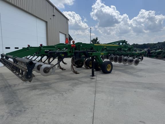 Image of John Deere 2730 equipment image 3