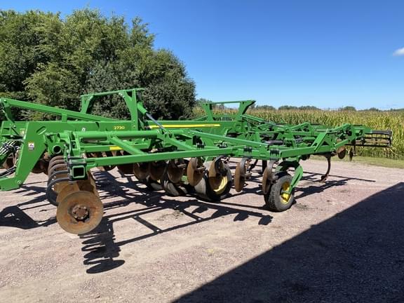 Image of John Deere 2730 equipment image 1