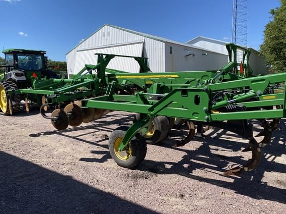 Image of John Deere 2730 equipment image 2