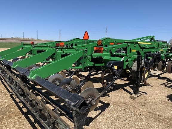 Image of John Deere 2730 equipment image 1