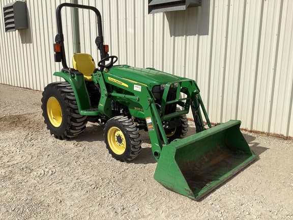Image of John Deere 3025E equipment image 4