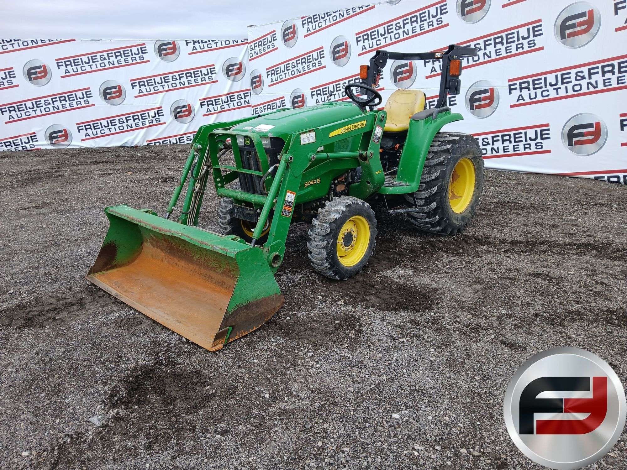 2017 John Deere 3032E Equipment Image0