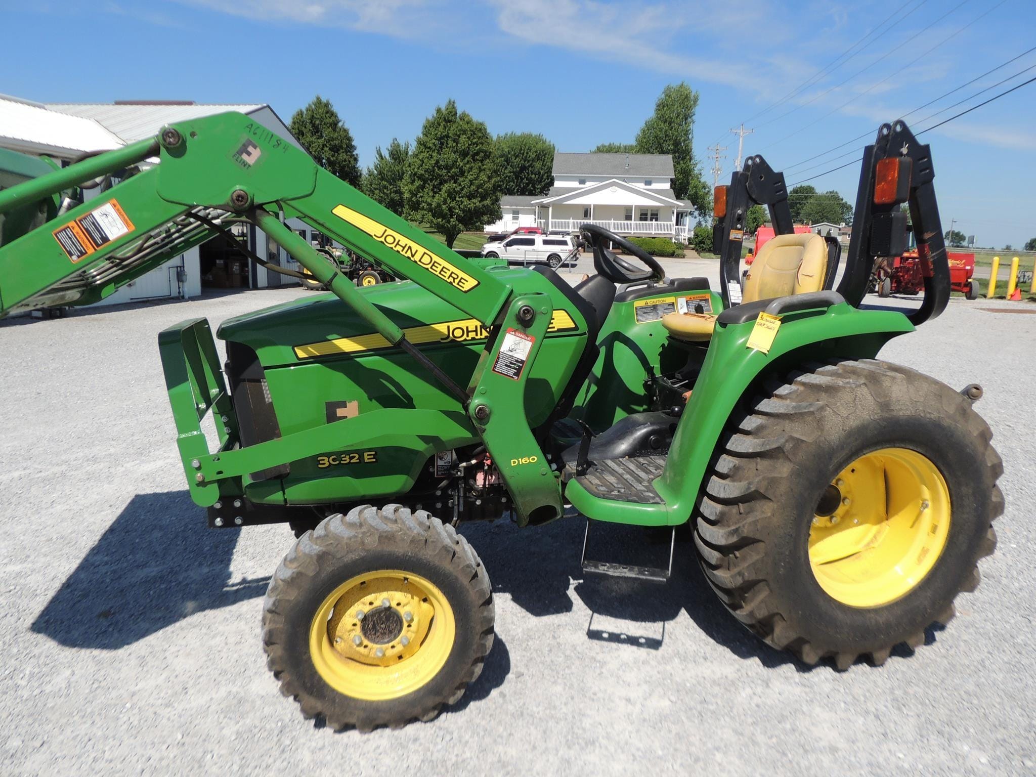 2017 John Deere 3032E Equipment Image0