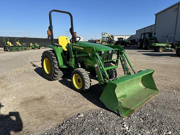 Image of John Deere 3032E equipment image 4