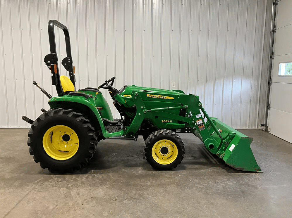 2017 John Deere 3032E Equipment Image0
