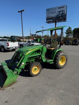 2017 John Deere 3033R Equipment Image0