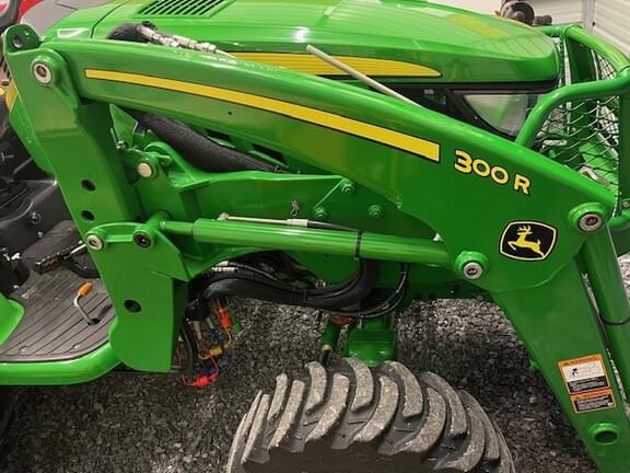 Image of John Deere 3033R equipment image 4