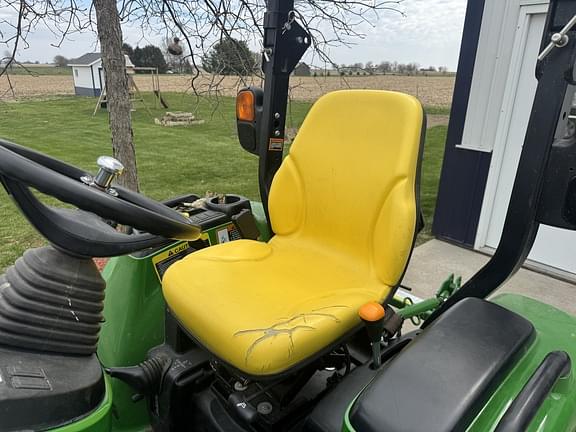 Image of John Deere 3033R equipment image 4