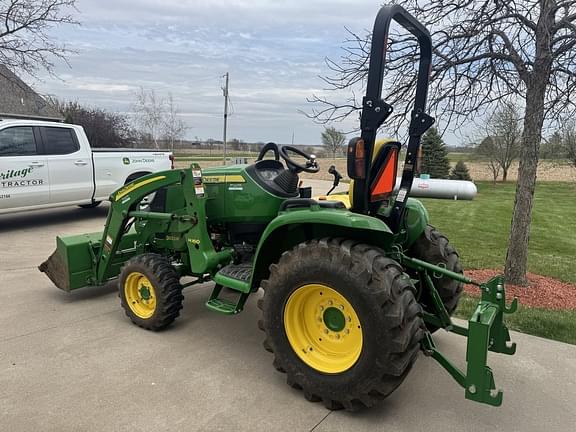 Image of John Deere 3033R equipment image 3