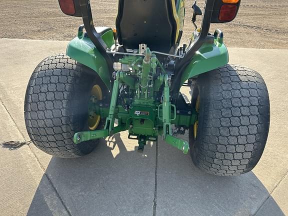 Image of John Deere 3033R equipment image 3