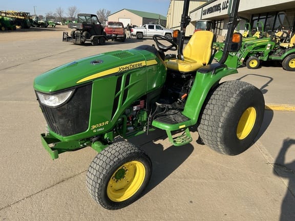 2017 John Deere 3033R Equipment Image0