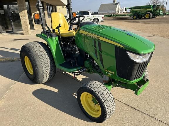 Image of John Deere 3033R equipment image 4
