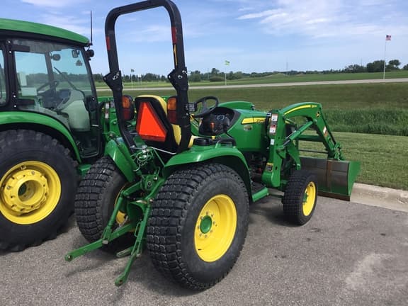 Image of John Deere 3033R equipment image 4