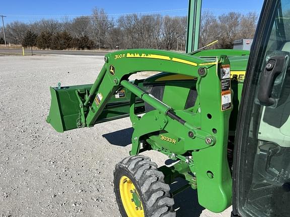 Image of John Deere 3033R equipment image 4