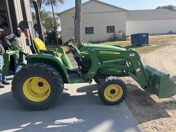 Image of John Deere 3038E equipment image 4