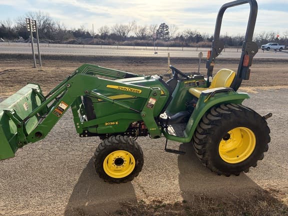 Image of John Deere 3038E equipment image 4
