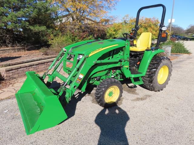 Image of John Deere 3039R equipment image 1