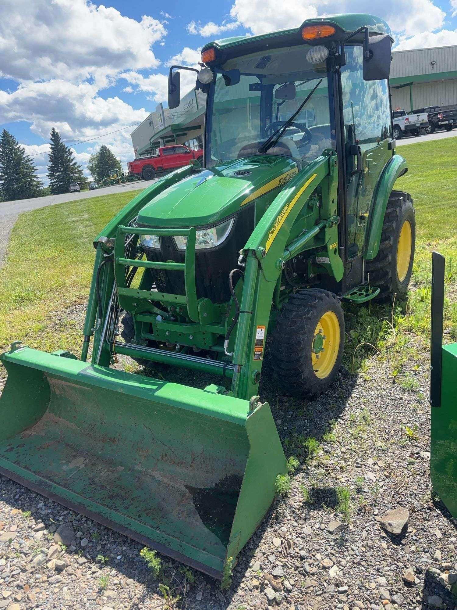 2017 John Deere 3039R Equipment Image0