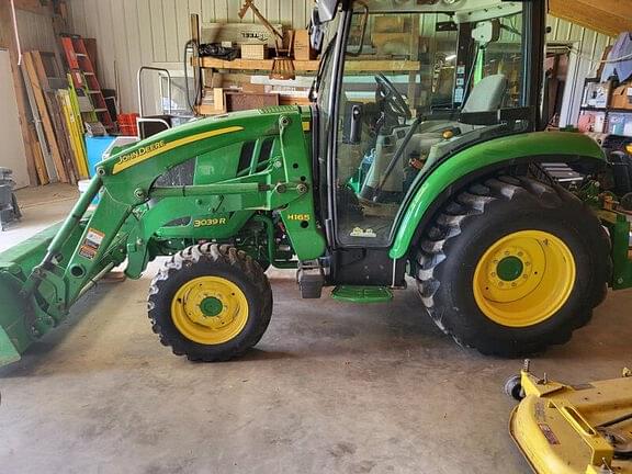 Image of John Deere 3039R equipment image 2