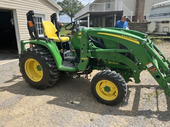 Image of John Deere 3039R equipment image 2