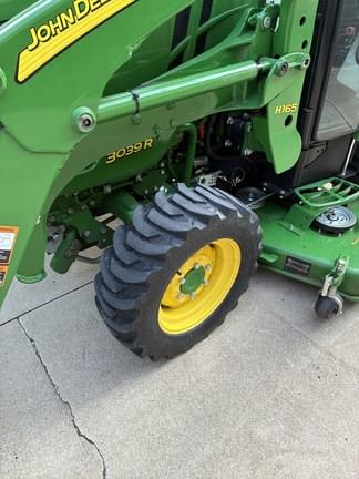 Image of John Deere 3039R equipment image 3