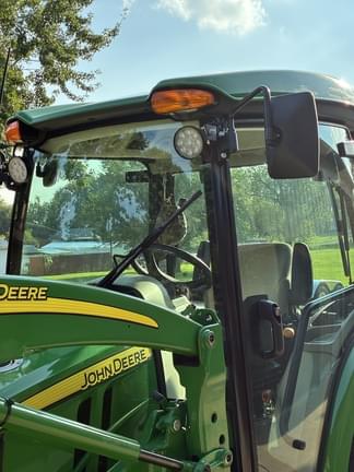 Image of John Deere 3039R equipment image 4