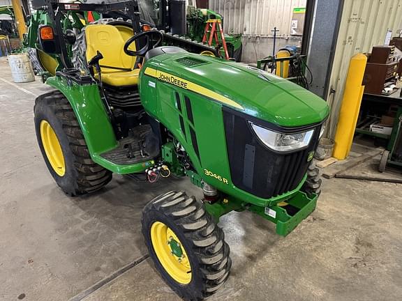 Image of John Deere 3046R equipment image 2