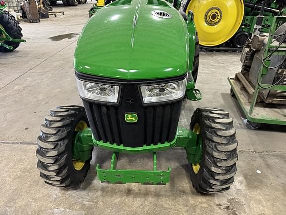 Image of John Deere 3046R equipment image 3
