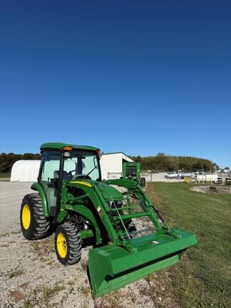 Image of John Deere 3046R equipment image 4