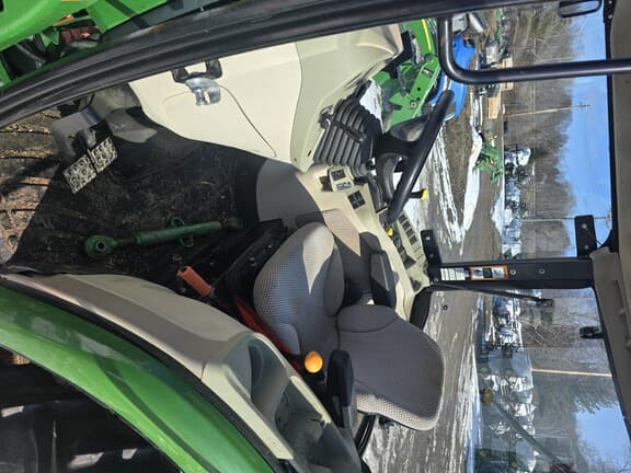 Image of John Deere 3046R equipment image 3