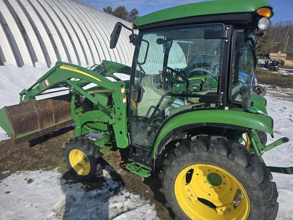 Image of John Deere 3046R equipment image 4