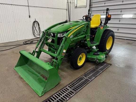2017 John Deere 3046R Equipment Image0