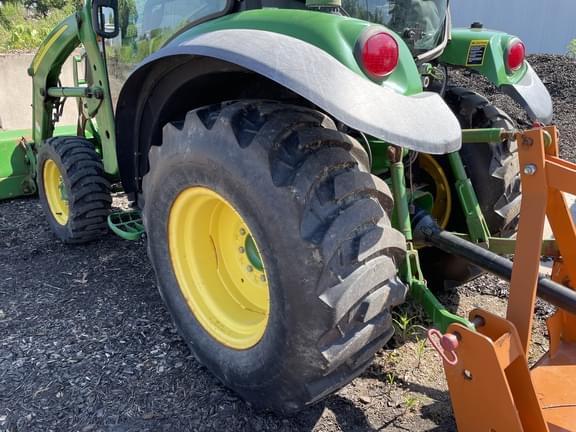 Image of John Deere 3046R equipment image 4