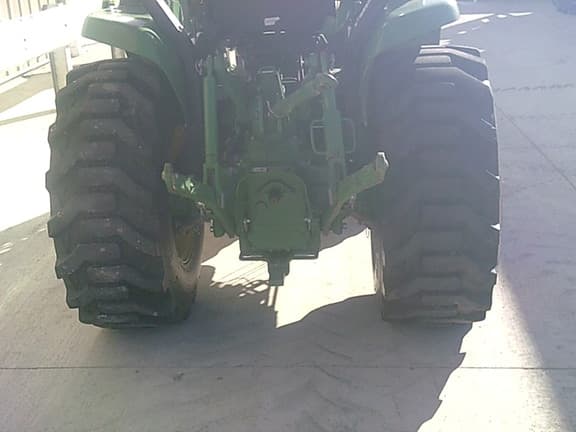 Image of John Deere 3046R equipment image 3