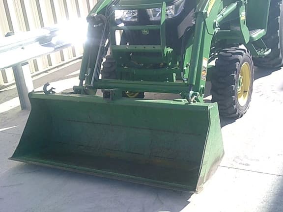 Image of John Deere 3046R equipment image 4