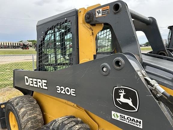 Image of John Deere 320E equipment image 4
