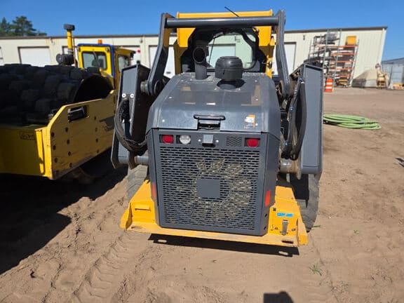 Image of John Deere 332G equipment image 2