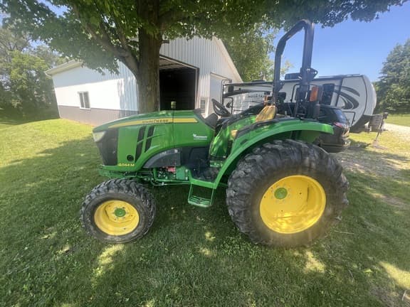 Image of John Deere 4044M equipment image 4