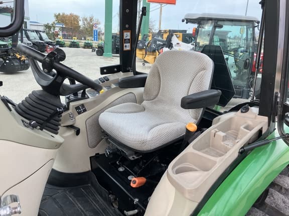 Image of John Deere 4052R equipment image 4