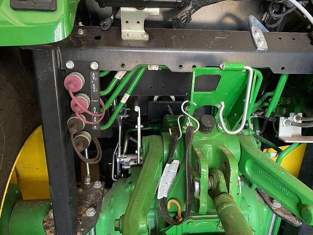 Image of John Deere 4052R equipment image 4