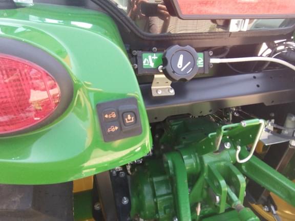 Image of John Deere 4052R equipment image 4