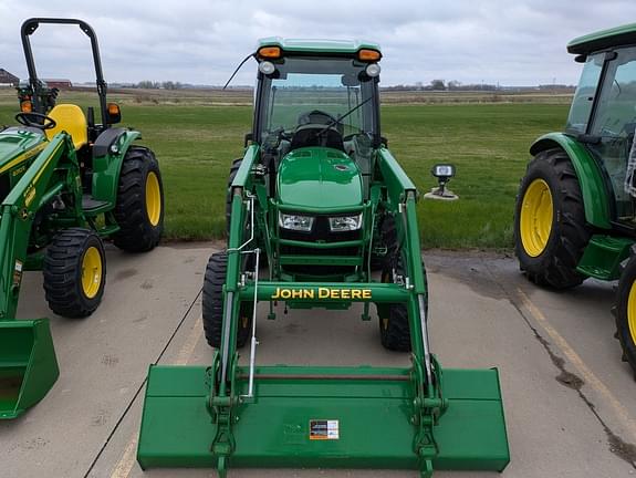 Image of John Deere 4066R equipment image 4