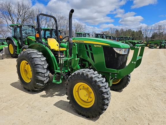 Image of John Deere 5045E equipment image 3