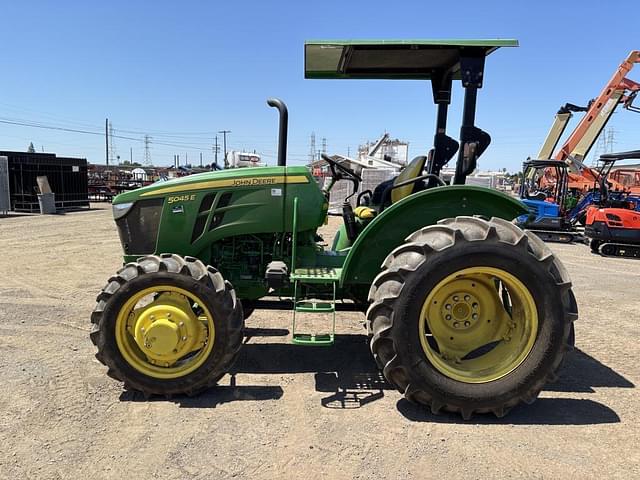 Image of John Deere 5045E equipment image 4