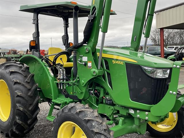 Image of John Deere 5065E equipment image 4