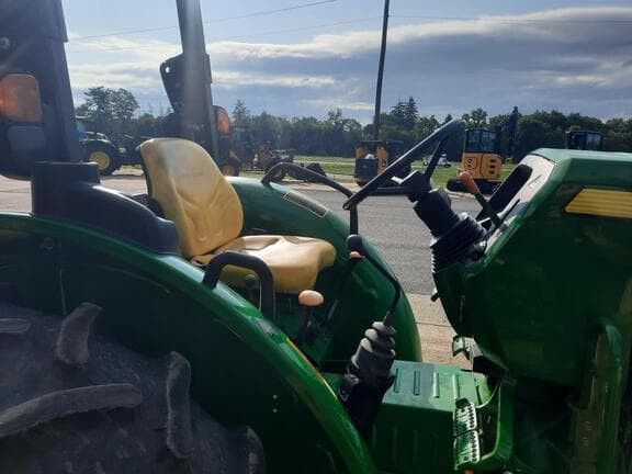 Image of John Deere 5065E equipment image 4