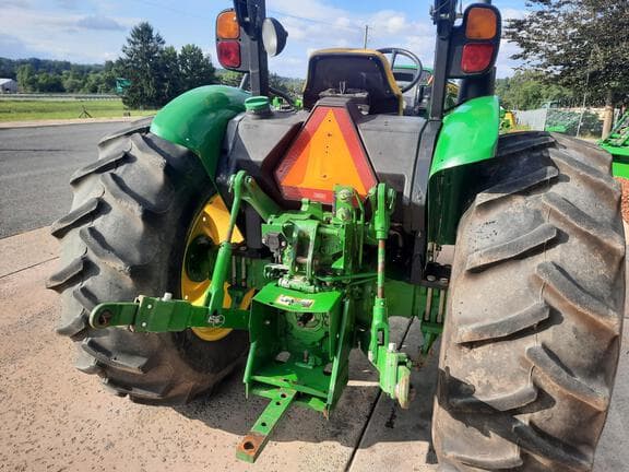 Image of John Deere 5065E equipment image 3