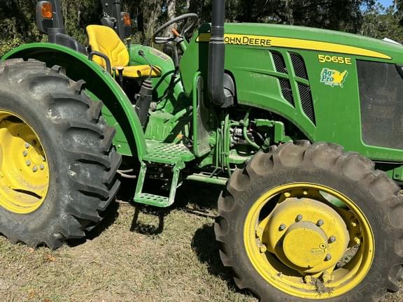 Image of John Deere 5065E equipment image 4